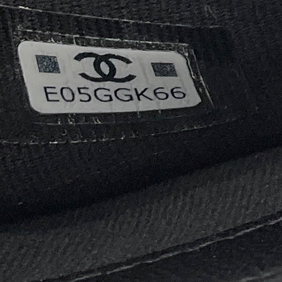 CHANEL BLACK 2023 CC LOGO LUCKY CHARM CLASSIC FLAP CARD HOLDER - Picture 10 of 13